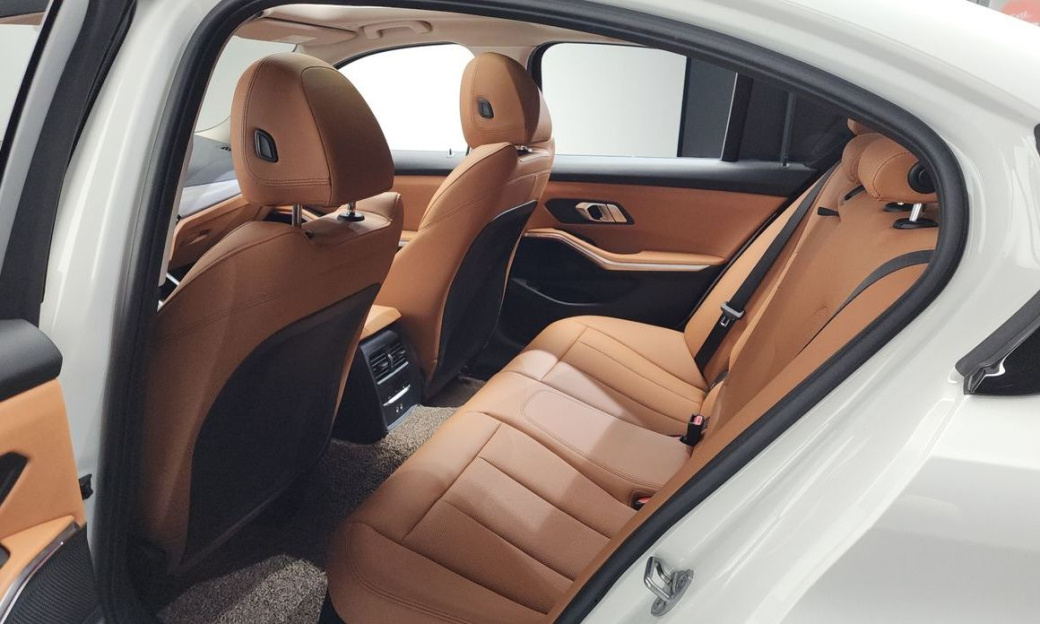 BMW 3-Series 320i, 2025
