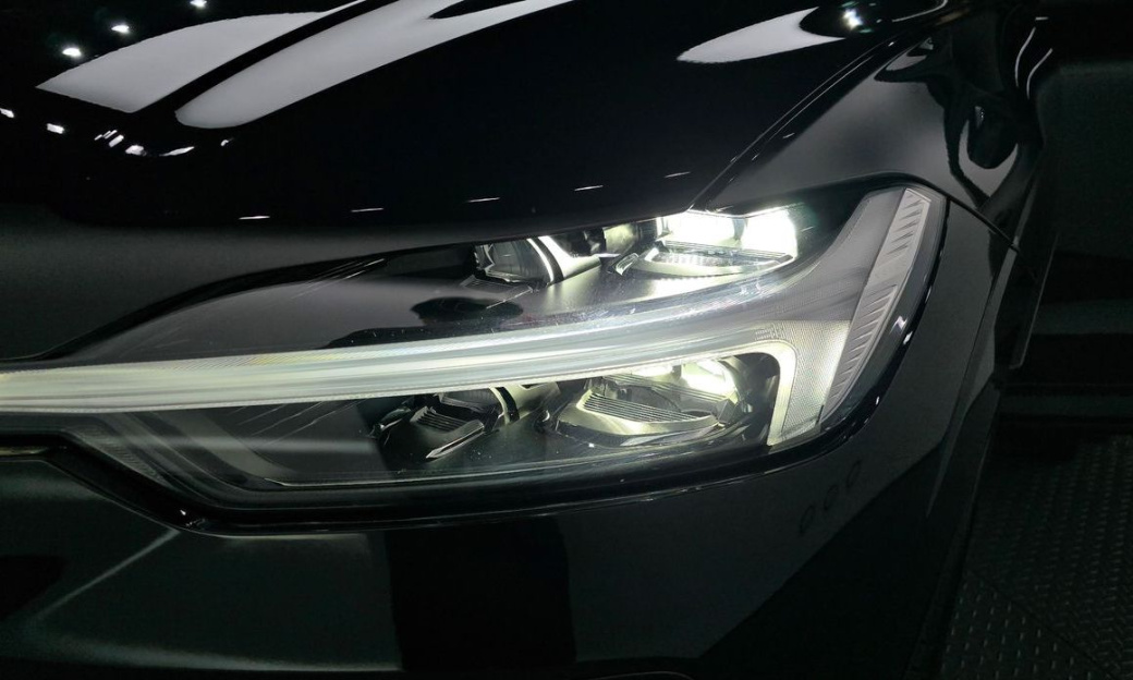 Volvo XC60 B6 R-Design, 2022
