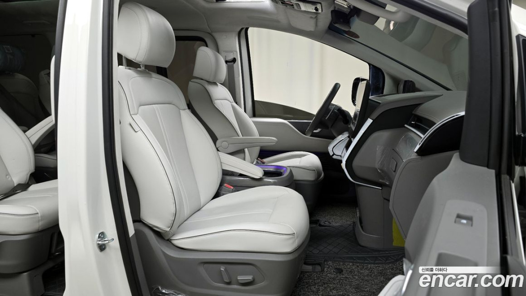 Hyundai Staria 4WD Lounge 9-Seater, 2025