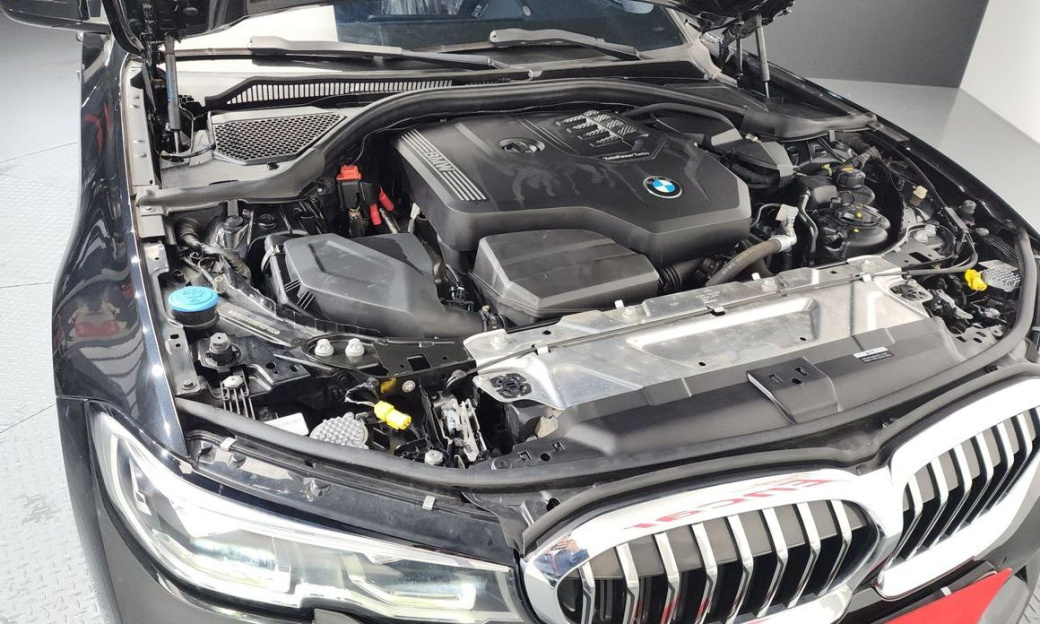 BMW 3-Series 320i Luxury, 2022
