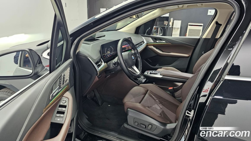 BMW 2-Series 220i Luxury, 2025