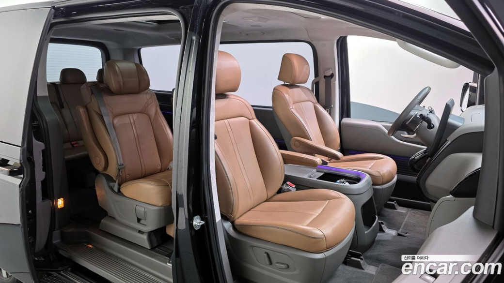Hyundai Staria 4WD Lounge 7-Seater, 2023