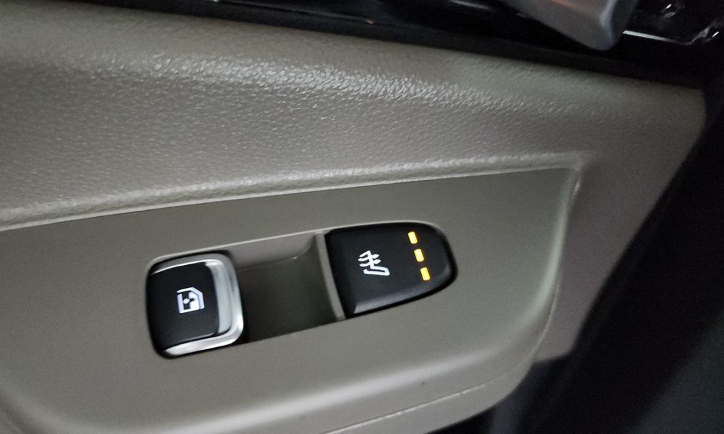 Kia Carnival 9-Seater Signature, 2025