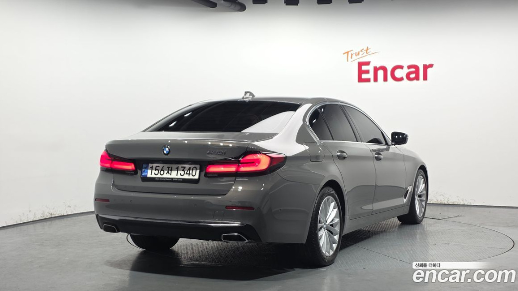 BMW 5-Series 520i Luxury, 2022