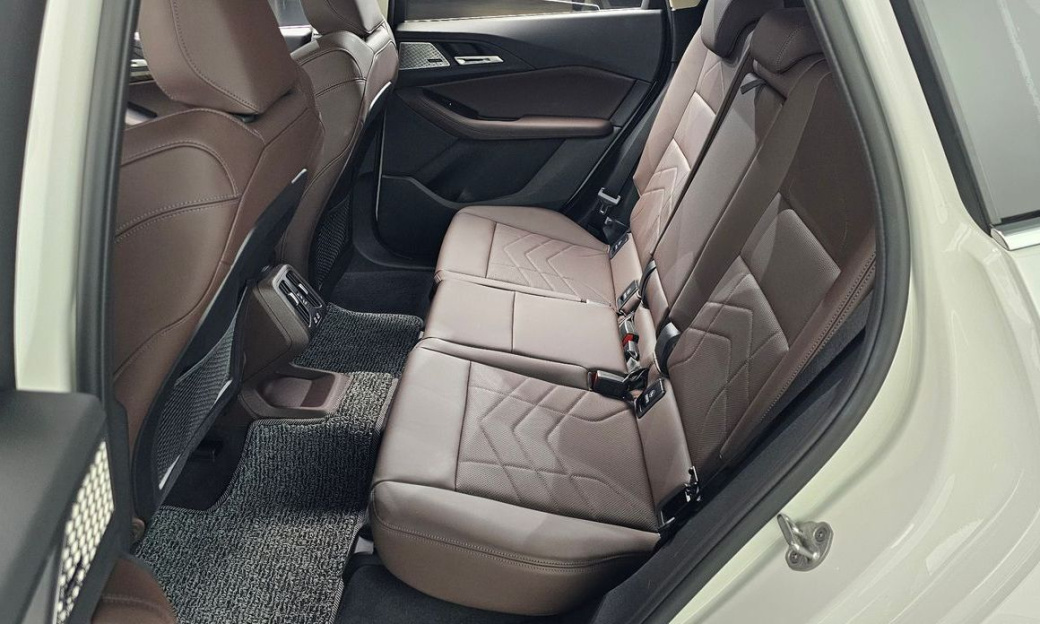 BMW 2-Series 220i Luxury, 2024