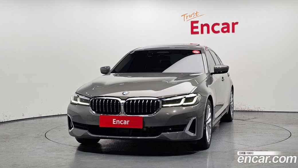 BMW 5-Series 520i Luxury, 2022