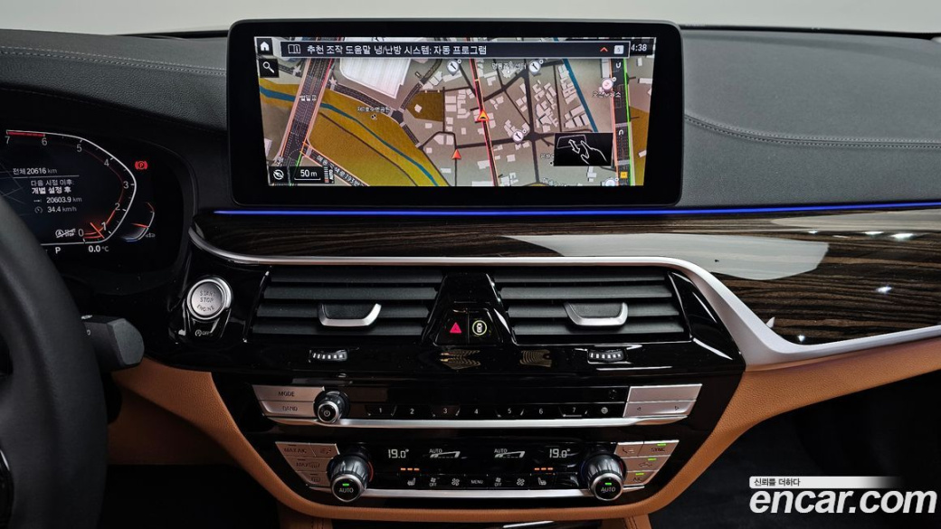 BMW 5-Series 520i Luxury, 2023