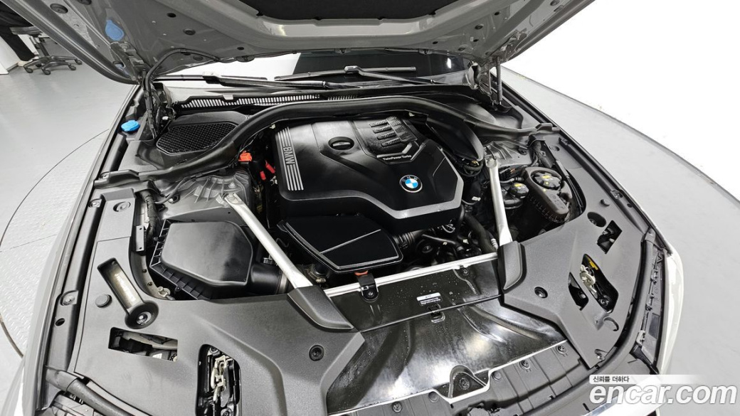 BMW 5-Series 520i Luxury, 2022