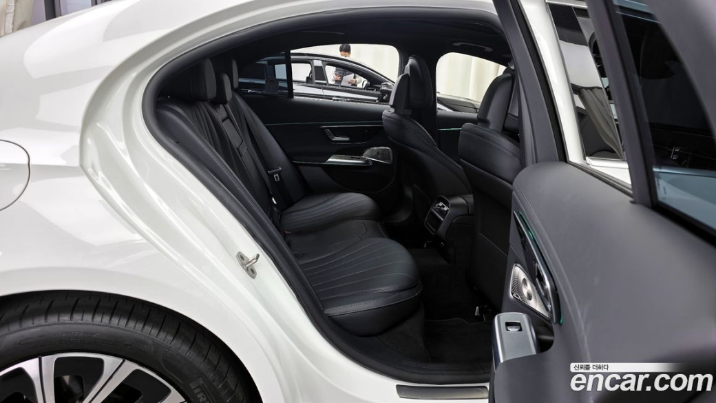Mercedes-Benz E-Class E300 4MATIC Exclusive, 2025