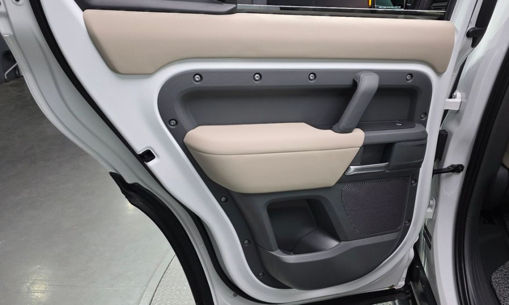 Land Rover Defender 110 D250 S, 2022