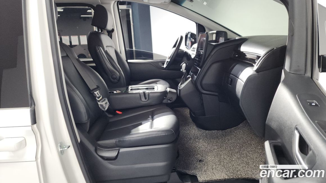 Hyundai Staria Tourer 11-Seater, 2024