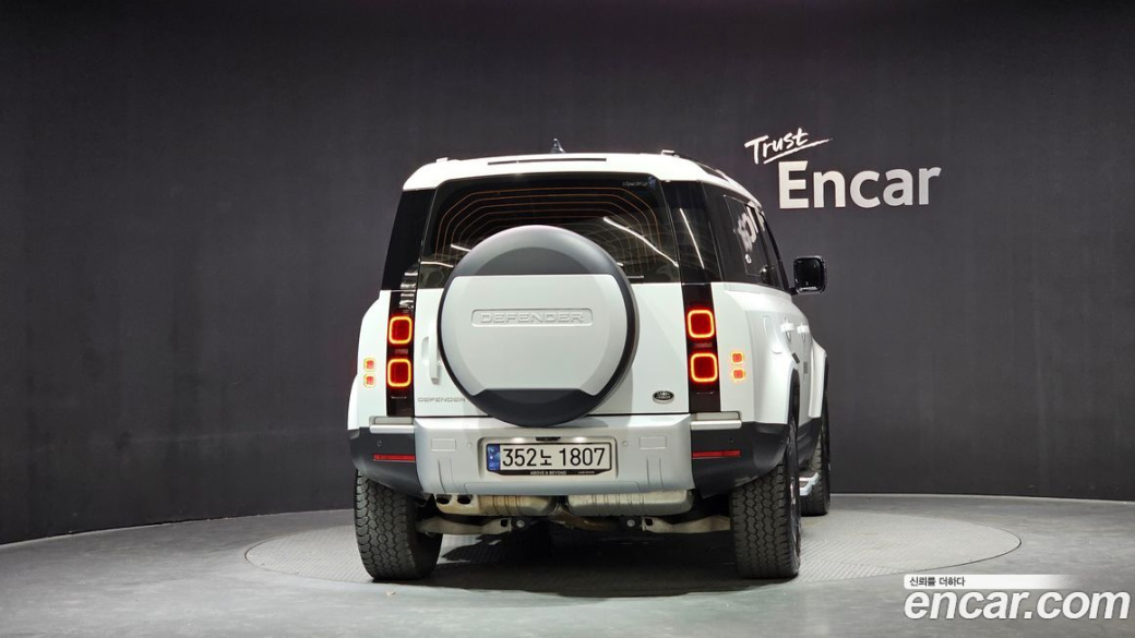 Land Rover Defender 110 D250 SE, 2023