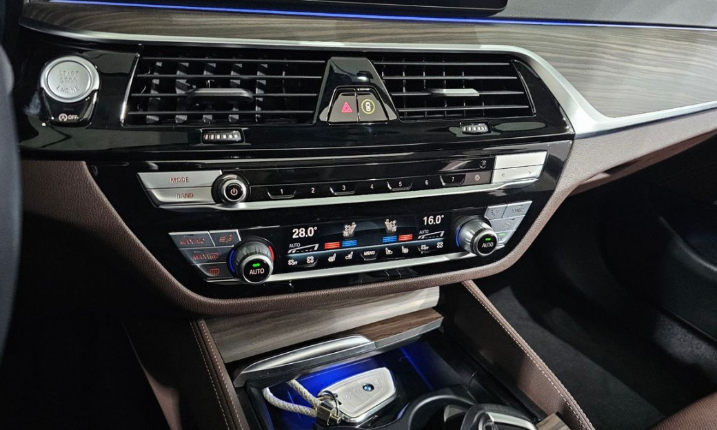 BMW 5-Series 530i Luxury, 2022