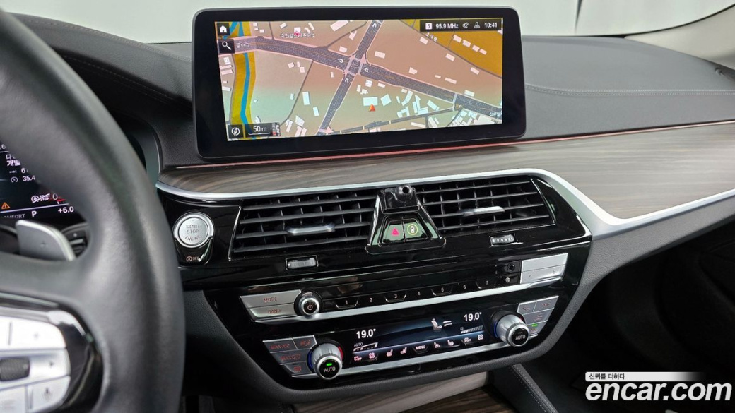 BMW 5-Series 530i Luxury, 2022
