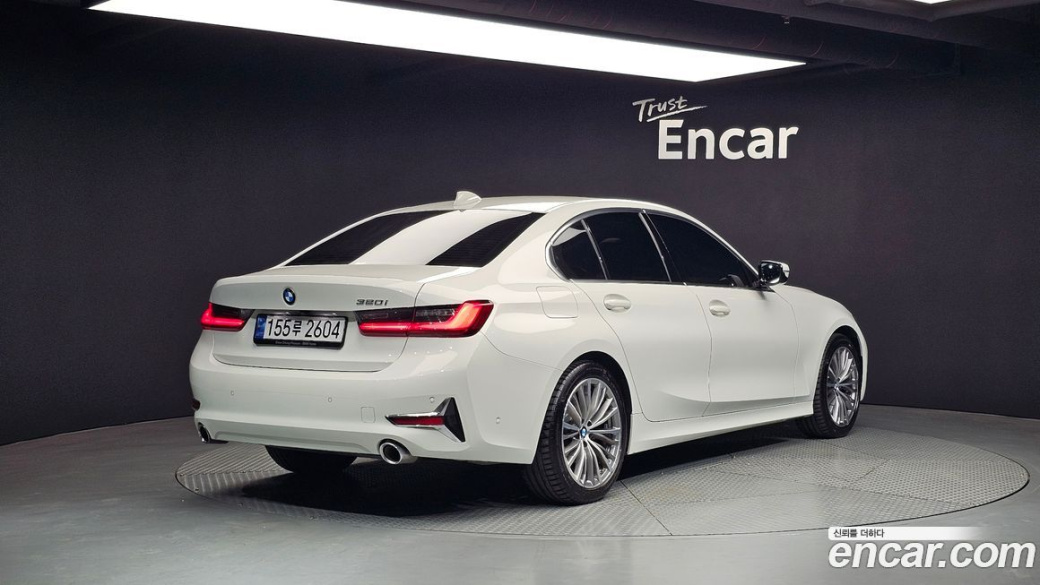 BMW 3-Series 320i Luxury, 2022