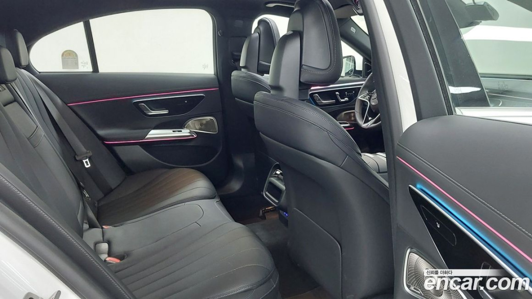 Mercedes-Benz E-Class E300 4MATIC Exclusive, 2025
