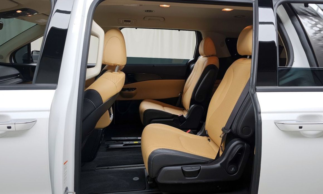 Kia Carnival 7-Seater Outdoor, 2023