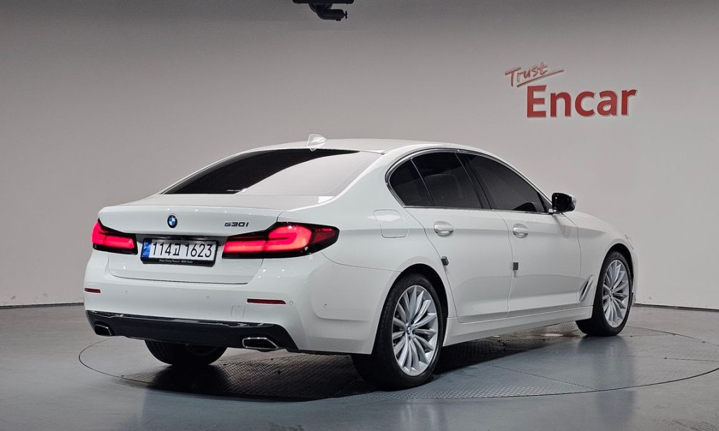 BMW 5-Series 530i Luxury, 2023