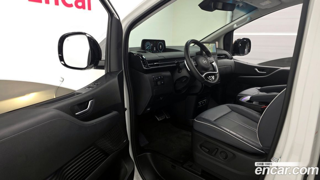Hyundai Staria Lounge 7-Seater, 2025