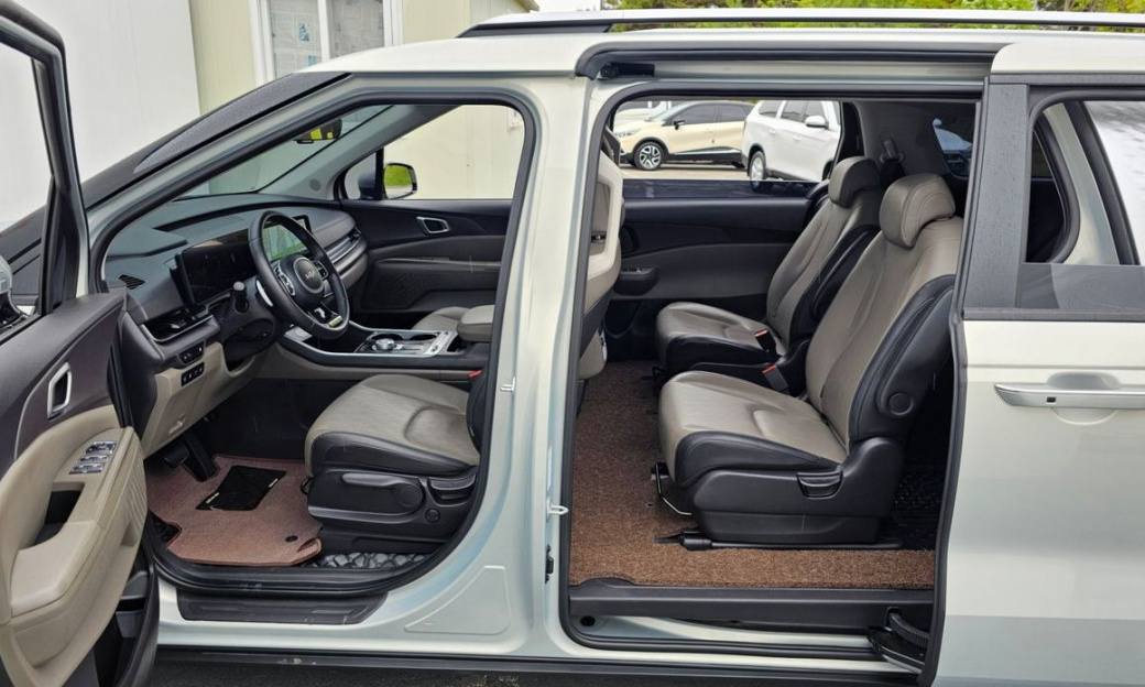 Kia Carnival 9-Seater Prestige, 2025