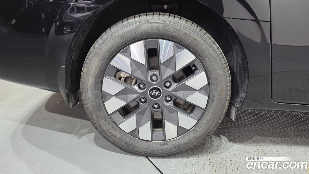 Hyundai Staria 4WD Lounge 9-Seater, 2024