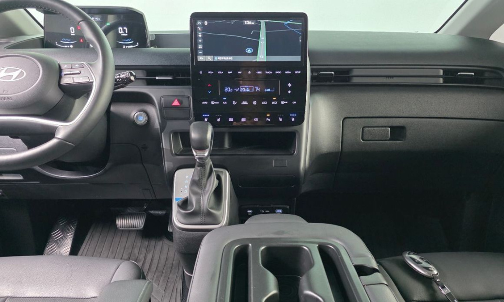Hyundai Staria Tourer 11-Seater, 2025