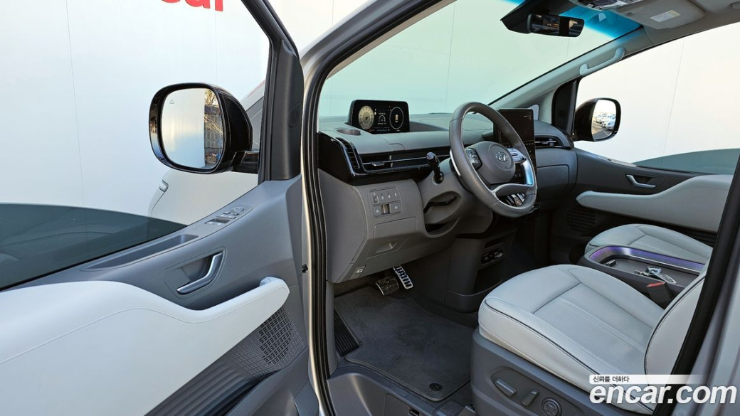 Hyundai Staria 4WD Lounge 9-Seater, 2023
