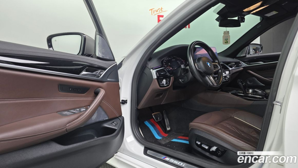 BMW 5-Series M550i xDrive, 2022