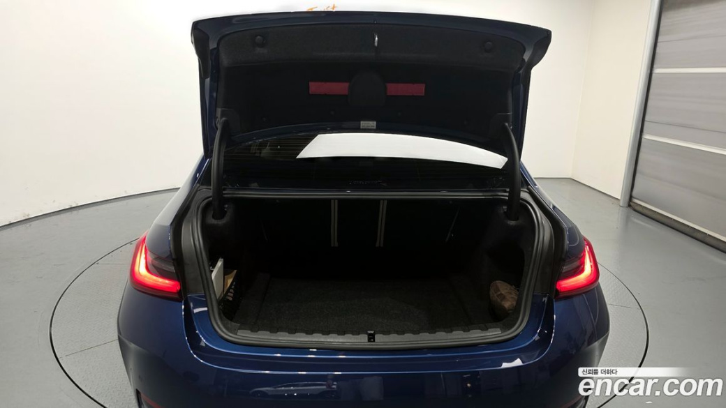 BMW 3-Series 320i, 2023