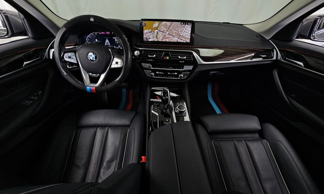 BMW 5-Series 520i Luxury, 2022