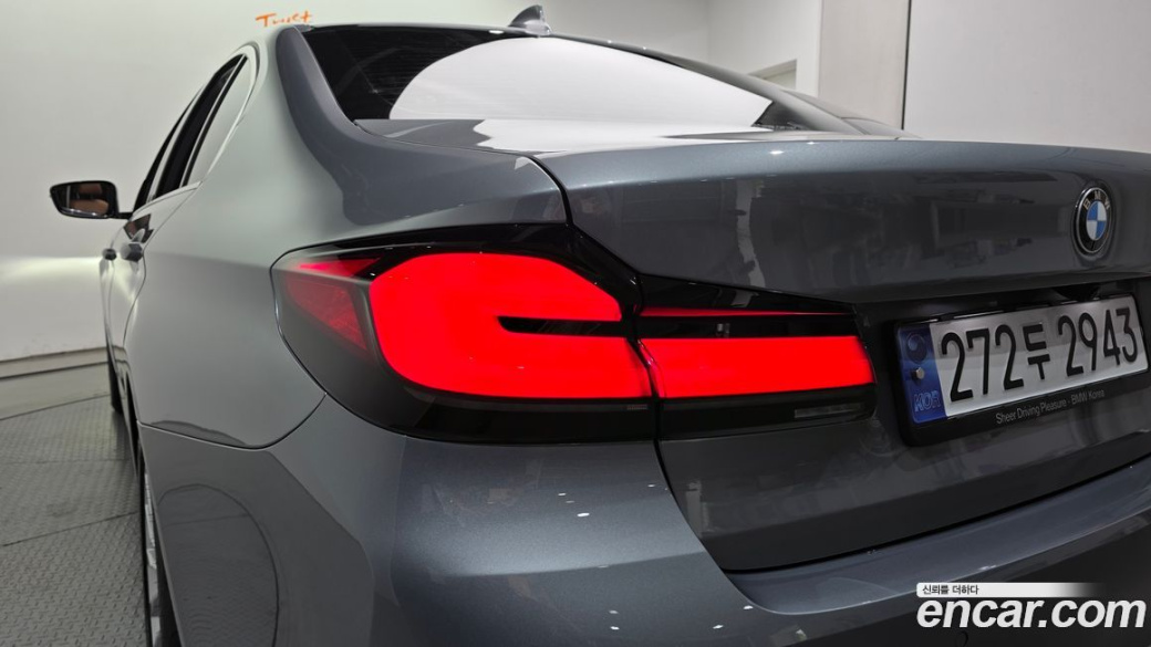 BMW 5-Series 520i Luxury, 2023