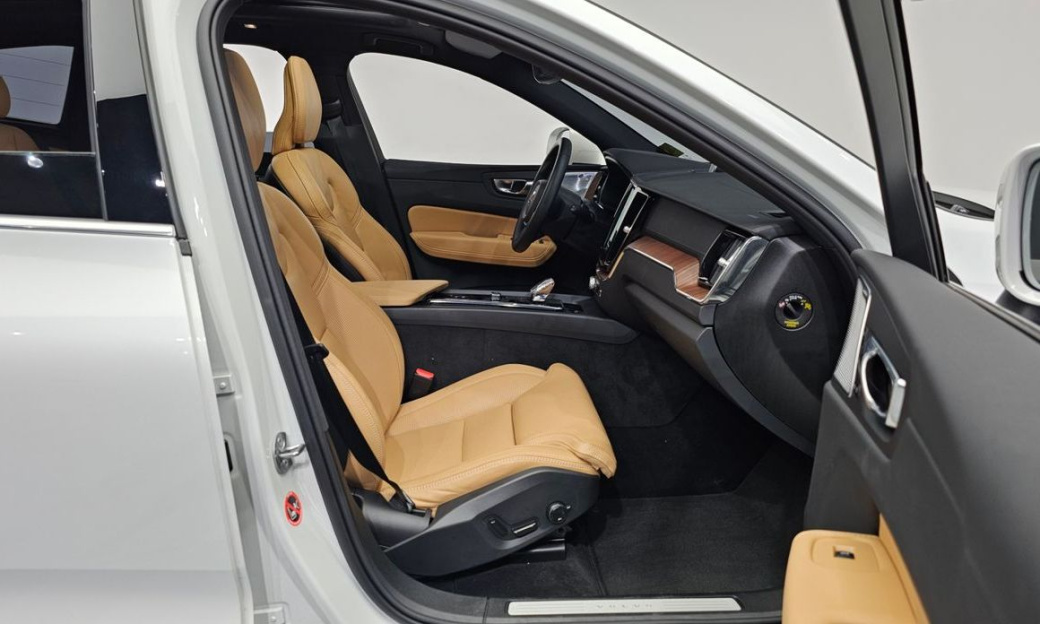 Volvo XC60 B5 Ultra Bright, 2025