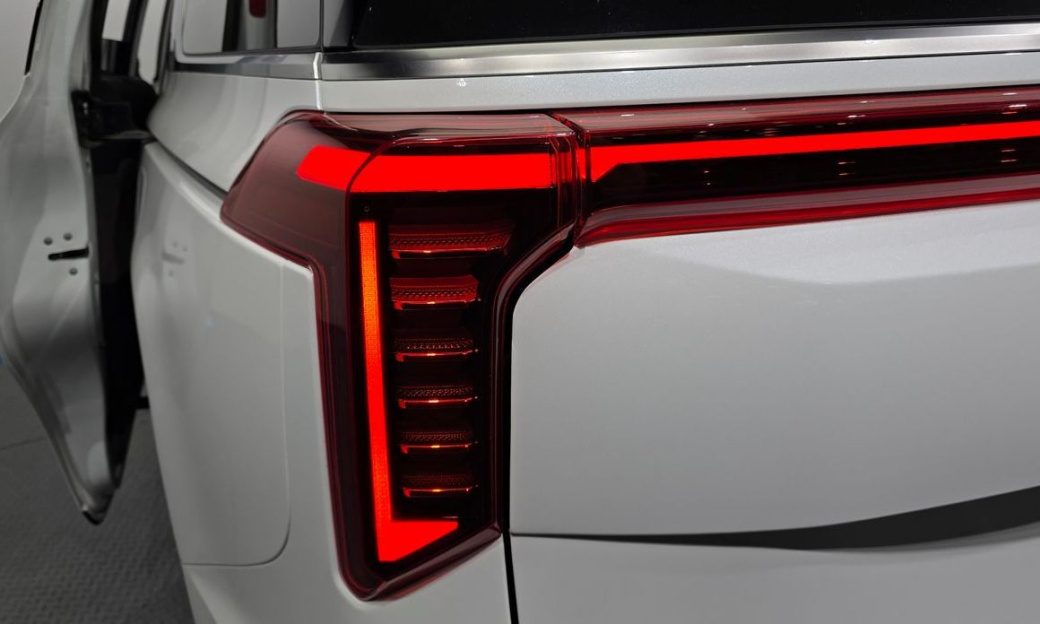 Kia Carnival 7-Seater Outdoor, 2025