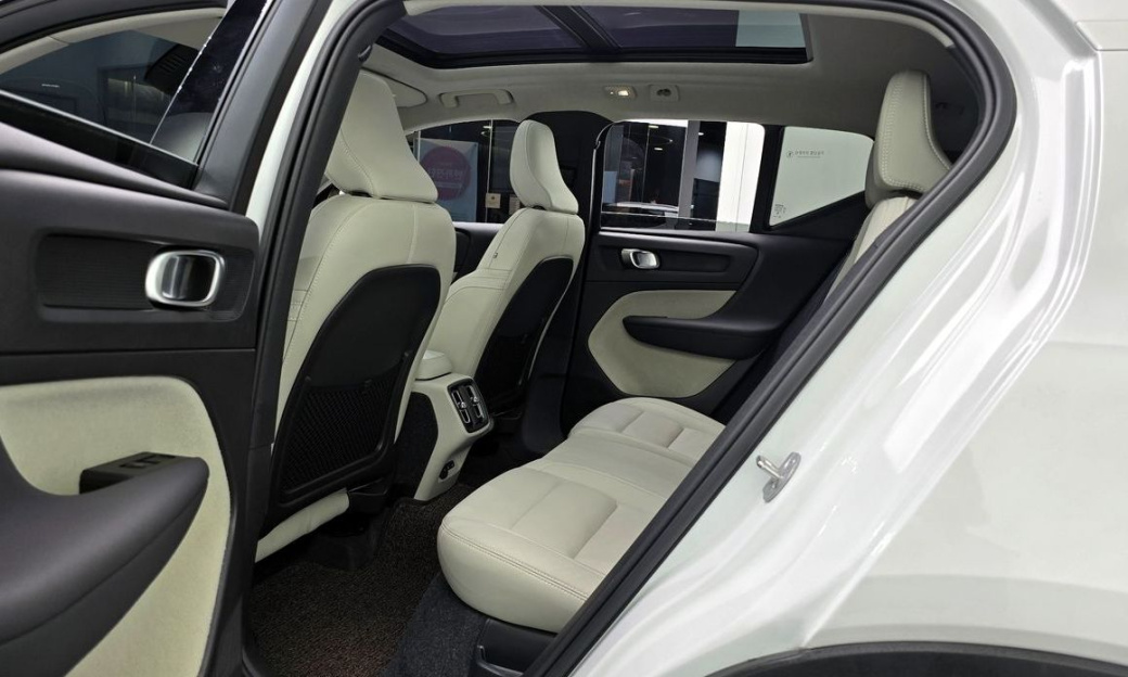 Volvo XC40 B4 Ultra Bright, 2025