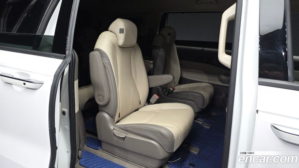 Kia Carnival 9-Seater Signature, 2024