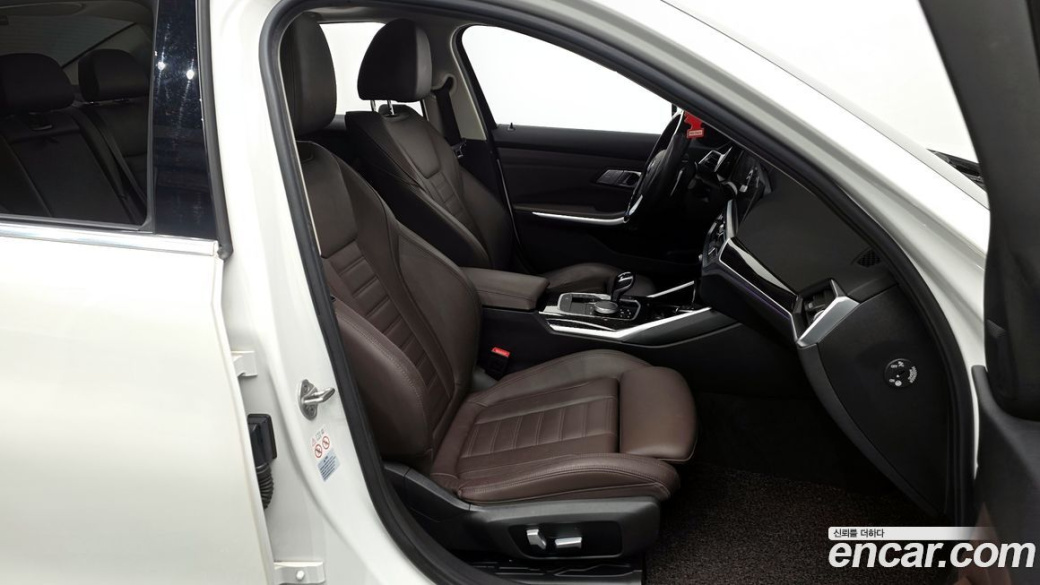 BMW 3-Series 320i Luxury, 2022