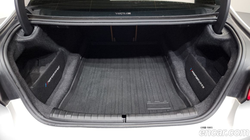 BMW 5-Series 520i Luxury, 2023