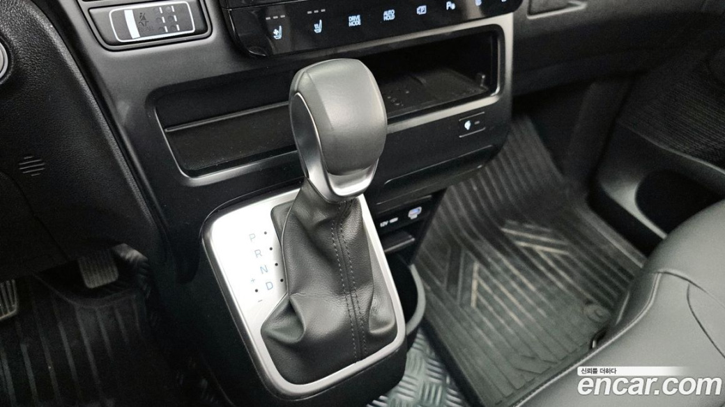 Hyundai Staria 4WD Tourer 9-Seater, 2025