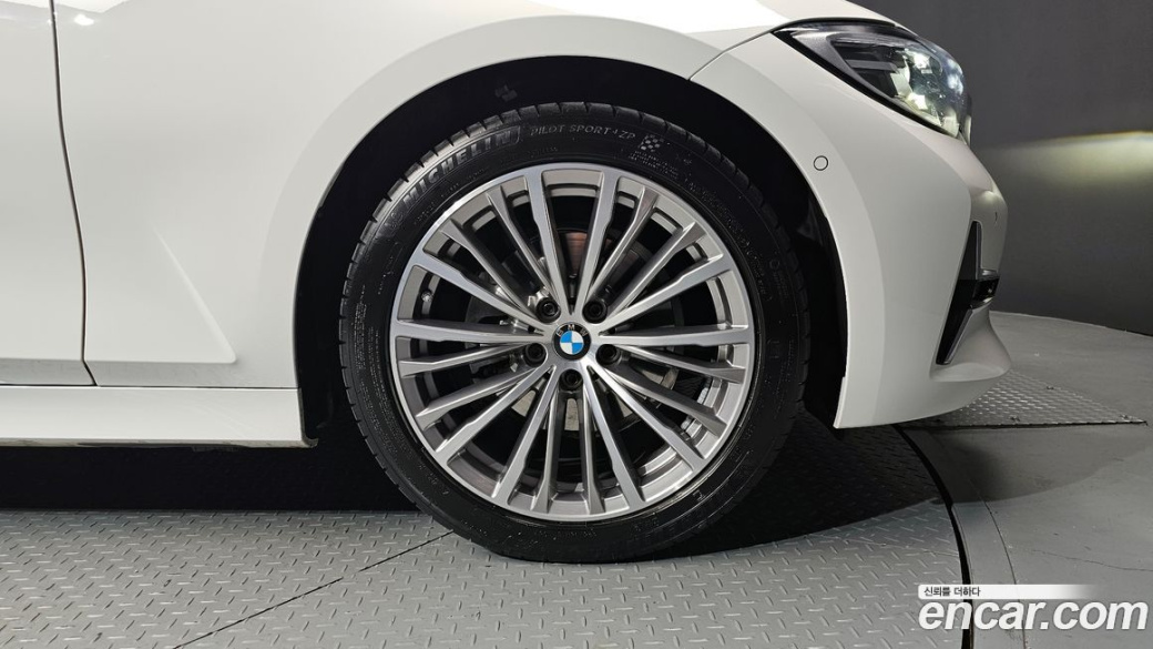 BMW 3-Series 320i Luxury, 2022