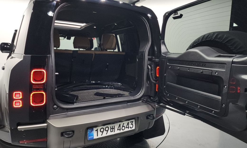 Land Rover Defender 110 P300 X-Dynamic SE, 2025