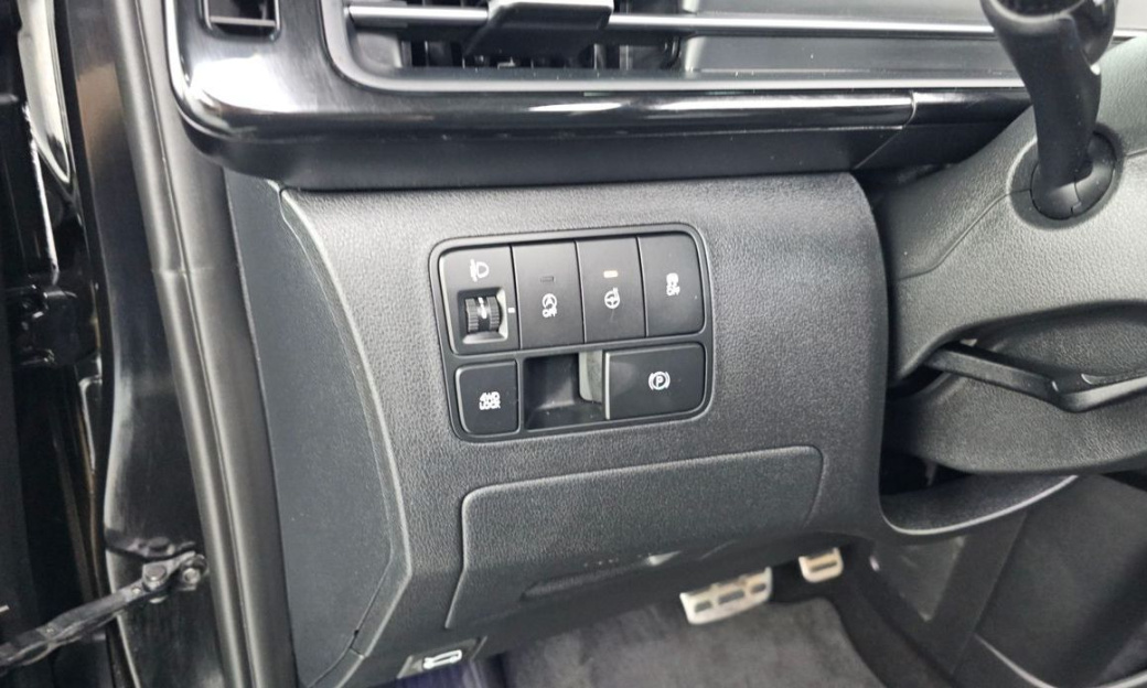 Hyundai Staria 4WD Lounge 9-Seater, 2025