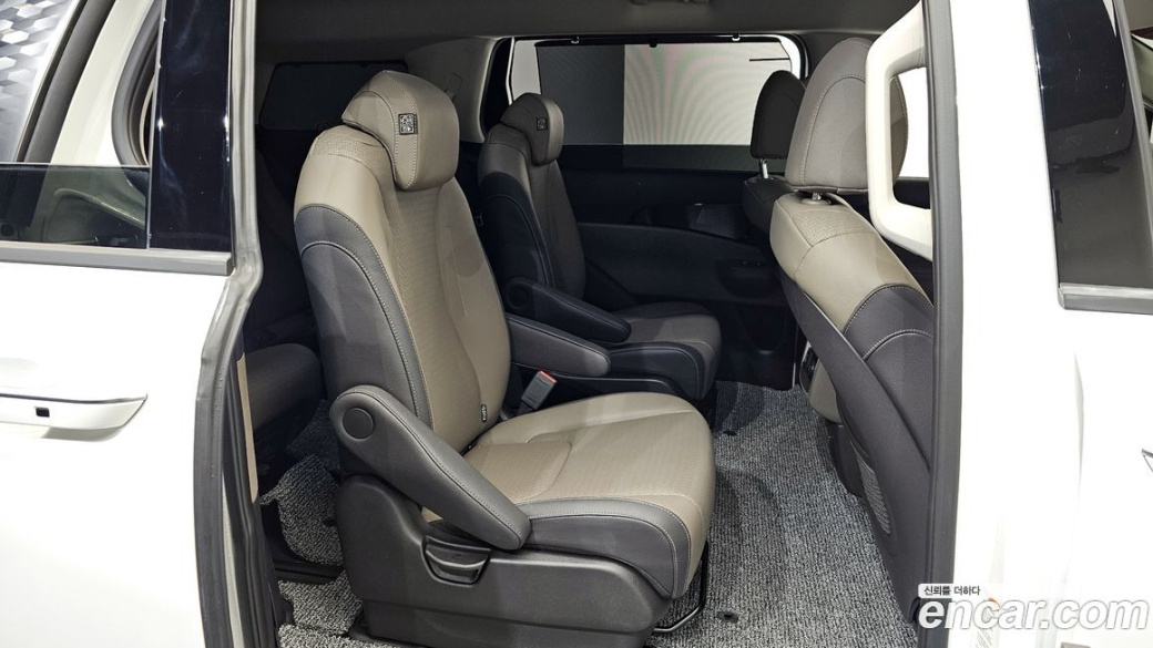 Kia Carnival 9-Seater Signature, 2025