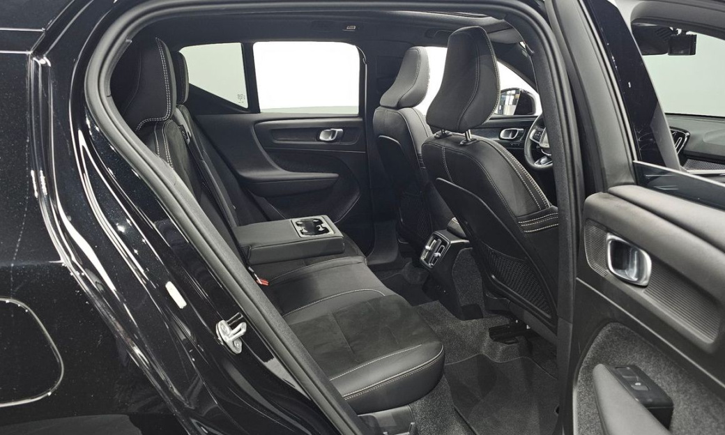 Volvo XC40 B4 Black Edition, 2025