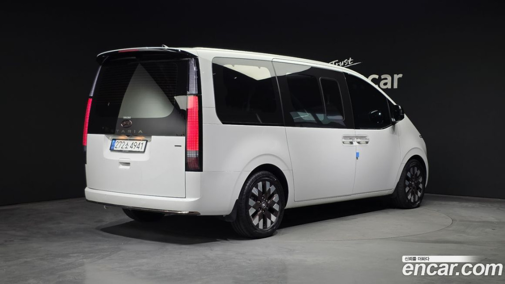 Hyundai Staria 4WD Lounge 7-Seater, 2023