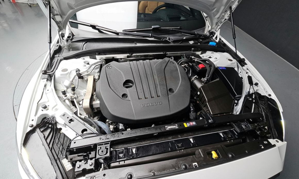Volvo V60 B5 Ultra AWD, 2025