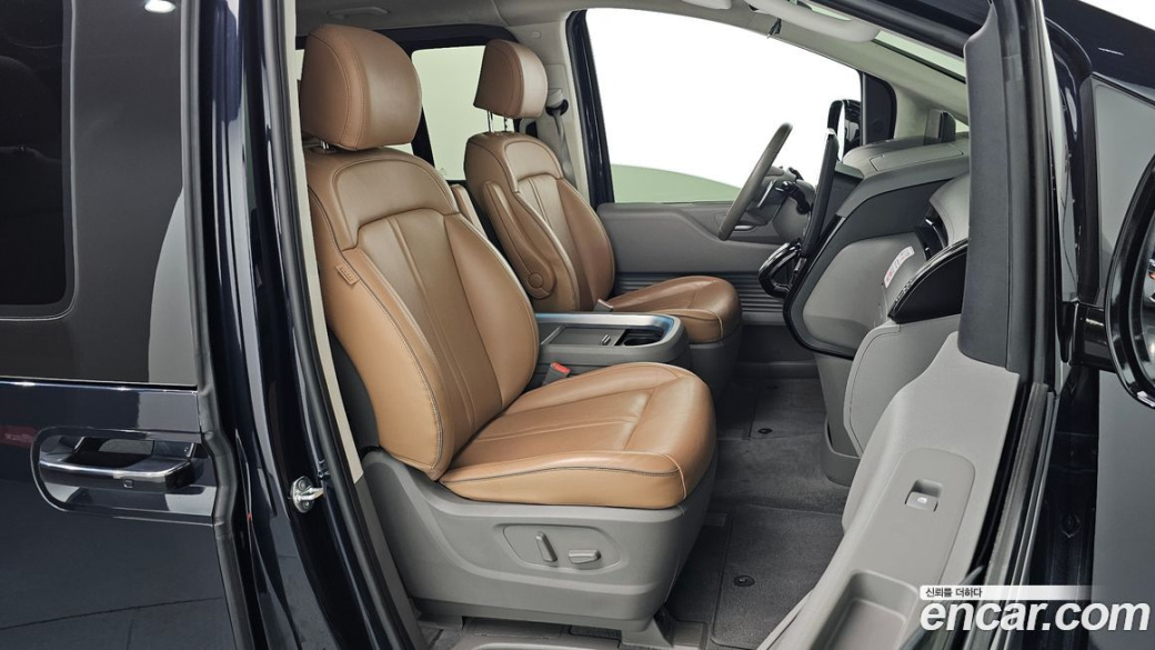 Hyundai Staria 4WD Lounge 9-Seater, 2022
