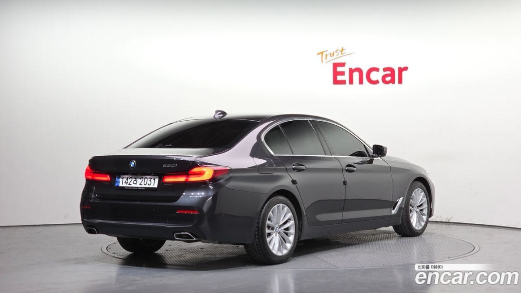 BMW 5-Series 530i Luxury, 2022