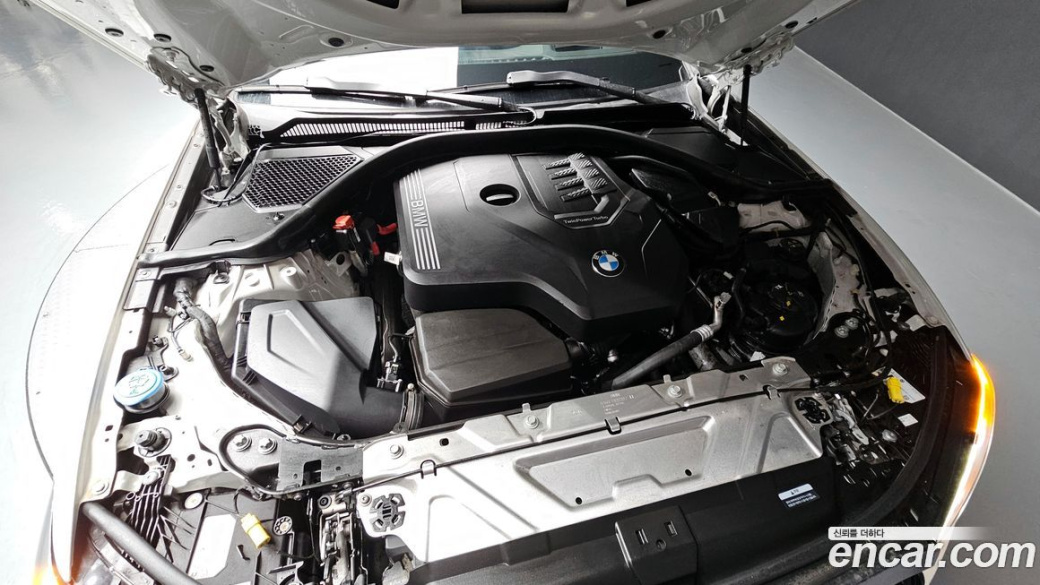 BMW 3-Series 320i Touring, 2024