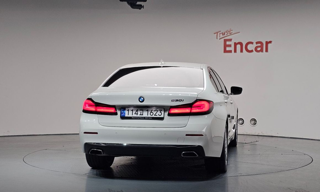 BMW 5-Series 530i Luxury, 2023