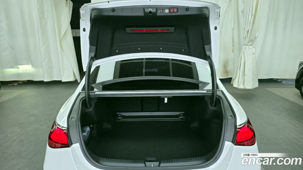 Mercedes-Benz E-Class E300 4MATIC Exclusive, 2025